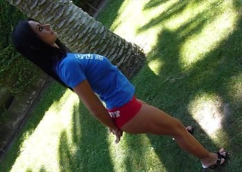 ? Elle se change dans la rue et montre ses seins dans un parc