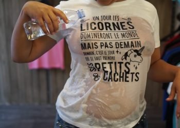 ? Tee shirt mouillé de licorne