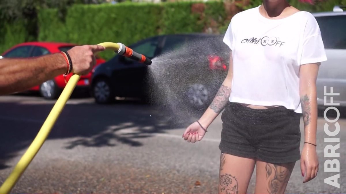 Tee shirt mouille par un inconnu