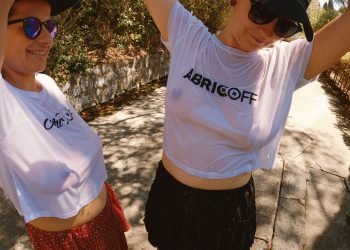 tee shirt mouillé dans la rue