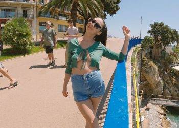 Video sans soutien gorge Elle montre ses seins dans la rue