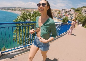 She flash her tits in the street