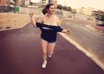 décolleté sans soutif dans la rue a Paris