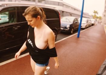 Gros seins décollecte dans la rue