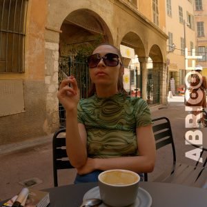 Elle exhib ses tétons qui pointent en t-shirt transparent à la terrasse d'un café à Paris