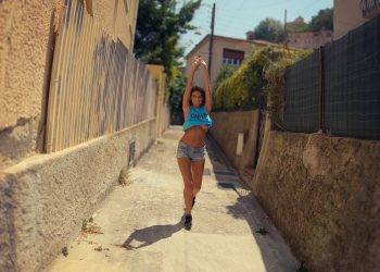 Sideboob: ses seins sortent en public quand elle bouge