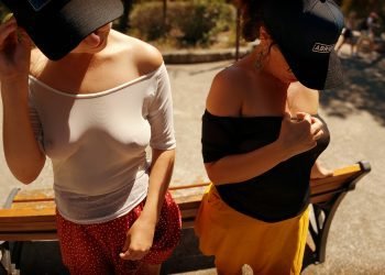 tee shirt transparent en public