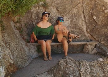 Vidéo upskirt elle enlève sa culotte en public