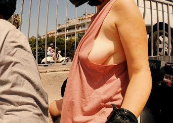 Photos nobra sideboob à moto