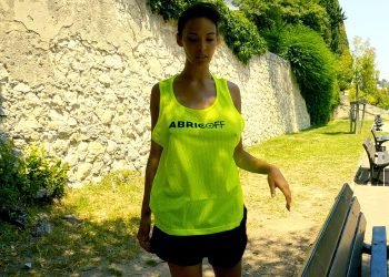 Vidéo beurette aux gros seins naturels fait du sport