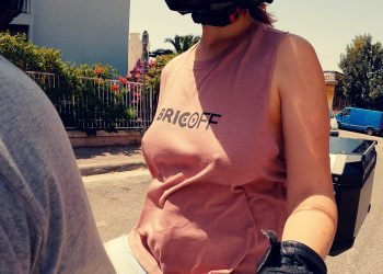 Elle exhibe ses seins qui pointent en moto à Nice
