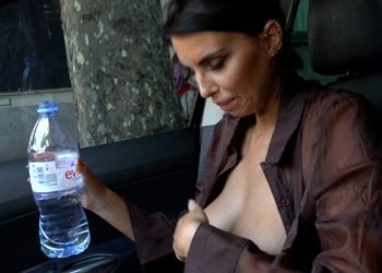 Laura Giraudi exhib ses seins en voiture
