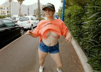 Bizutage étudiante presque nue dans la rue le vlog exhib