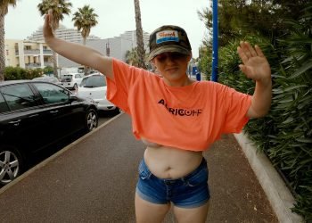 Cette jolie jeune fille saute seins nue pour un défis tiktok