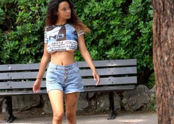 Vidéo voyeur d'une femme au gros seins nu naturels en public