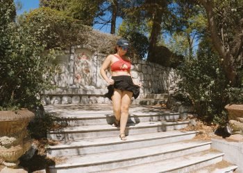 Elles jouent avec leurs jupes sans culotte