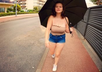 On voit ses gros tetons pointer dans la rue