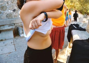 Ces 2 coquines s'amusent en t-shirt mouillé