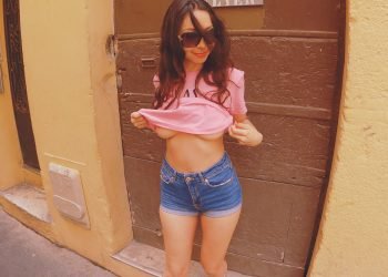 Myaomai joue avec son t-shirt t'as déjà vu mes seins