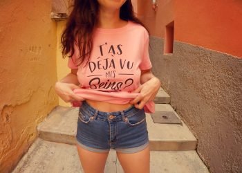 Elle exhibe ses petits nichons à Lyon