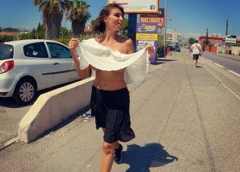 Un camionneur fait un embouteillage pour la regarder