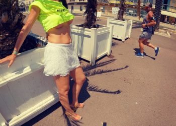 Elle montre ses gros nichons en underboob