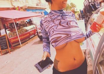 Elle exhib ses seins nus par transparence en t-shirt à Nice