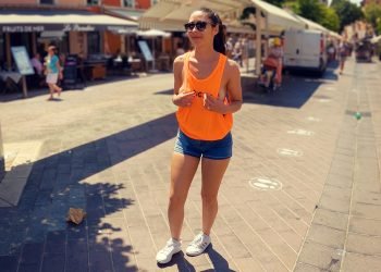 Myaomai sort ses seins sur le cours saleya