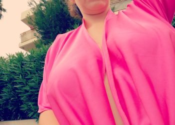 Elle laisse sortir ses seins gros seins – magasin de meuble