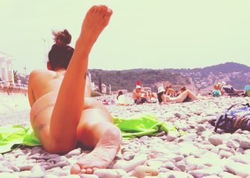 Elle enlève son string sur la plage devant tout le monde