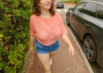 Mobella145 et son top en dentelle ajouré