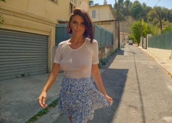 Les photos de Laura en tee shirt transparent