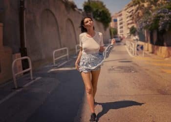 Elle oublie qu'elle n'a pas mis de culotte