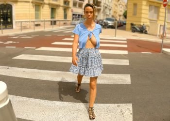 Oops mon haut s'ouvre et dévoile ma poitrine en public