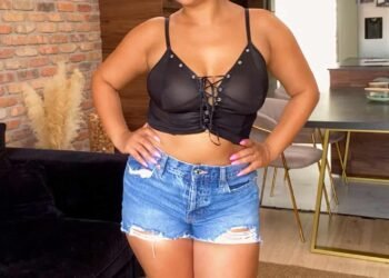 On voit son piercing au téton et ça lui plait