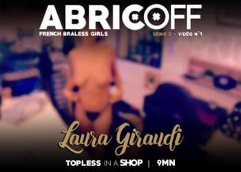 Laura topless dans la boutique