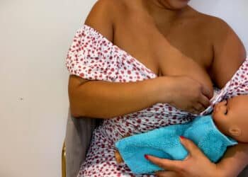 Petite Zahia fait un tuto allaitement