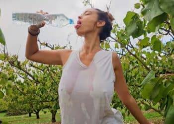 Quand Asiancat83 mouille le tee-shirt et montre ses seins