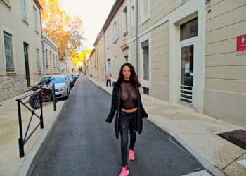 Une balade très excitante en t-shirt transparent